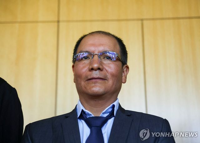 법정 출석한 원고 사울 루시아노 이우야