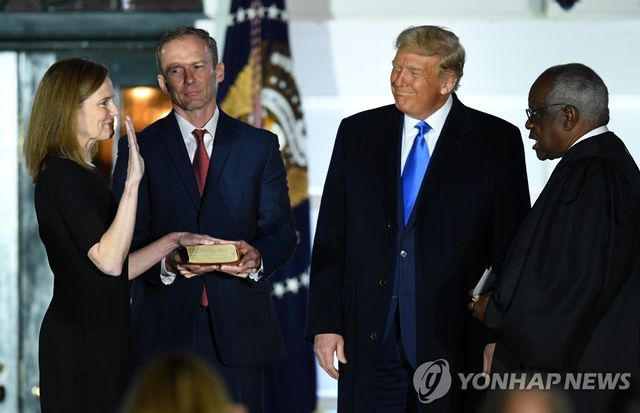 취임 선서를 하는 에이미 코니 배럿 대법관(좌측 첫번째)