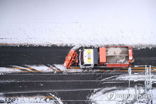 이른 아침부터 눈길을 뚫고