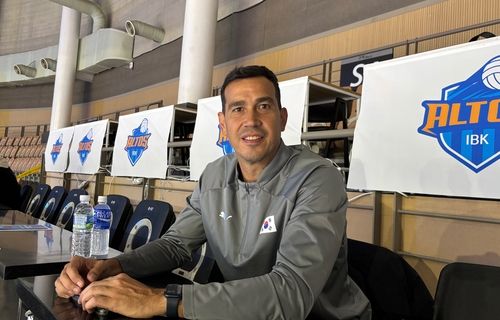 여자배구 경기를 현장에서 지켜본 페르난도 모랄레스 여자대표팀 감독