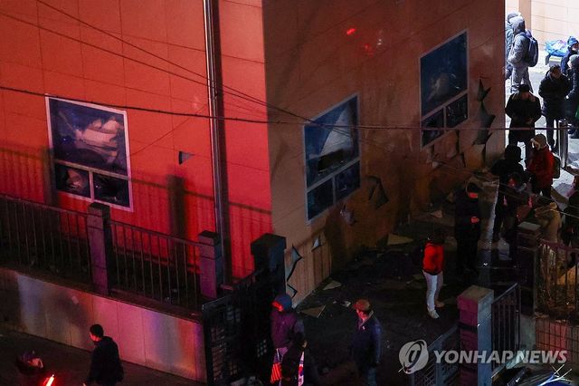 서부지법 창문 부순 윤석열 지지자들