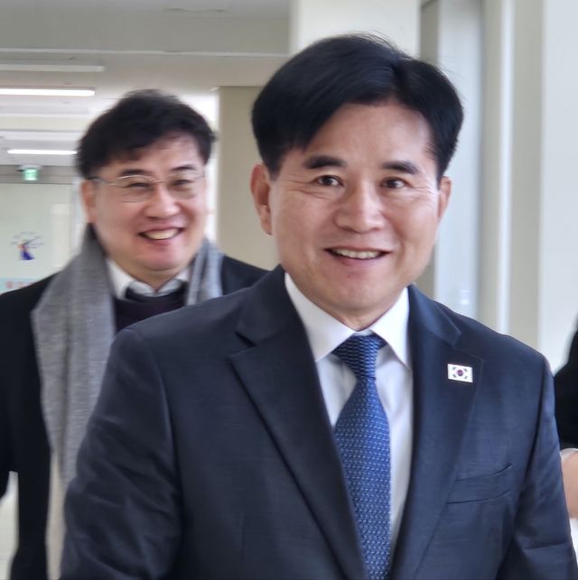 재판 출석을 위해 법원 들어서는 이병진 의원