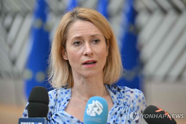 취재진 질문에 답하는 EU 외교안보 고위대표