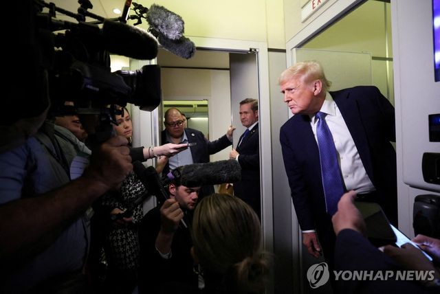 전용기에서 기자들과 대화하는 도널드 트럼프 미국 대통령