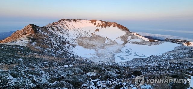 지난 3월 9일 폭설로 통제된 한라산 백록담