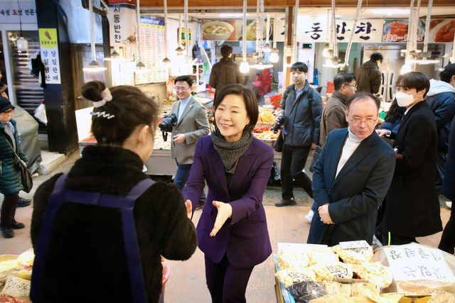 오영주 장관, 수원 전통시장 찾아 온누리상품권 환급행사 점검
