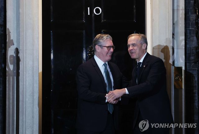 다우닝가 10번지에서 만난 스타머 총리와 카니 총리