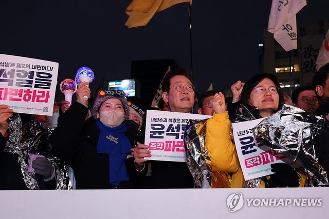 광주서 구호 외치는 이재명 대표