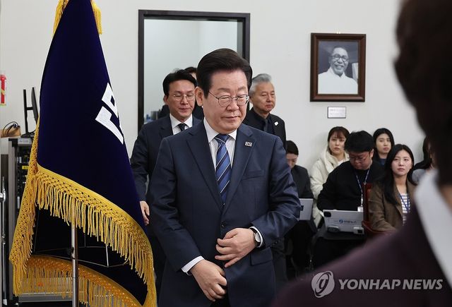 최고위원회의 참석한 이재명 대표