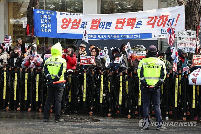 탄핵 각하 촉구하는 윤석열 대통령 지지자들