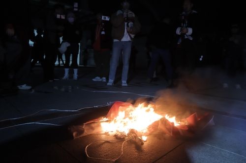 집회 물품 태우는 보수 유튜버