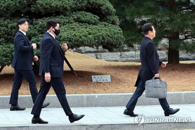신변 위협 받는 이재명 대표 '밀착 경호'