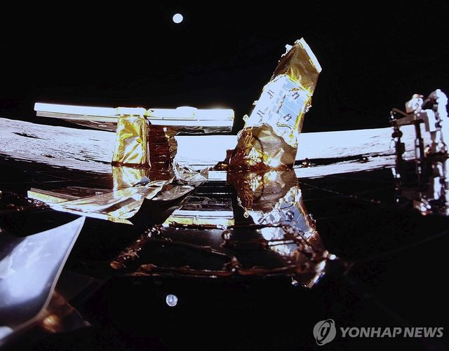 달에 착륙한 블루 고스트의 태양광 패널과 안테나 부분이 찍힌 이미지