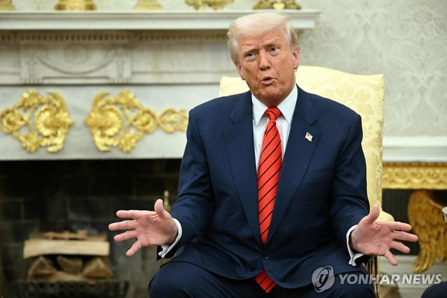 백악관 집무실의 트럼프 대통령