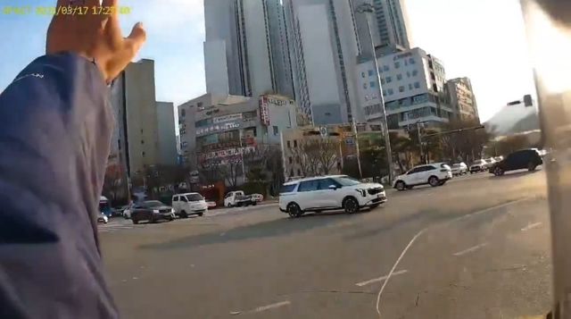 배달 기사가 뒤따라오는 구급차를 위해 길 터주기를 유도하는 모습