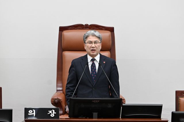 개회사하는 이상봉 제주도의회 의장