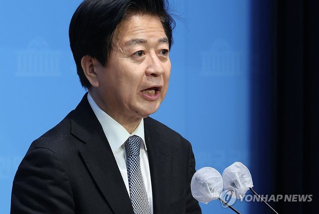 기자회견하는 노웅래 의원