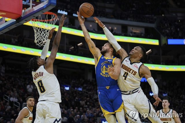 스테픈 커리를 막는 러셀 웨스트브룩