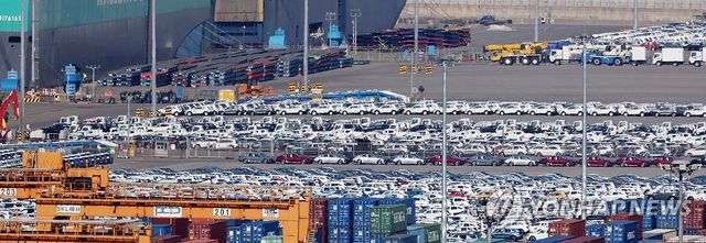 경기도 평택항에 주차된 수출용 자동차들