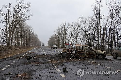 쿠르스크의 한 도로에 방치된 부서진 차량 [타스 연합뉴스 자료사진] 