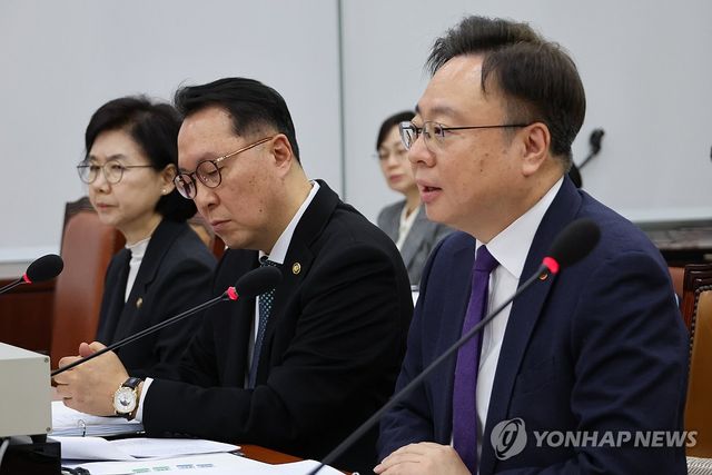 '의료인력 추계위법' 질의에 답하는 조규홍 장관