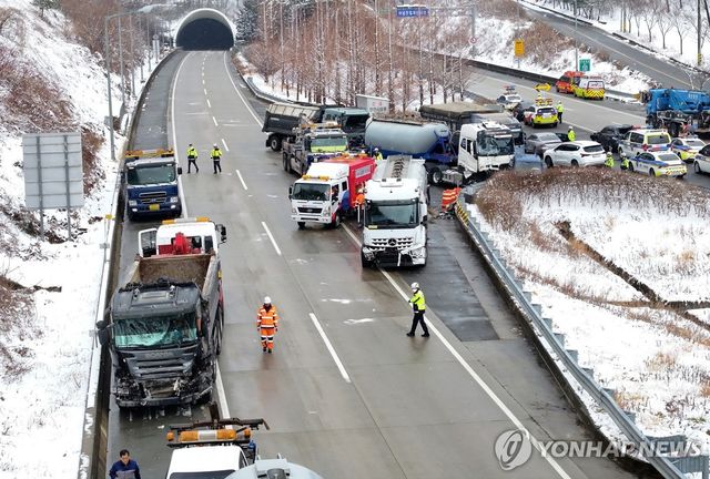 남해고속도로 42중 추돌사고
