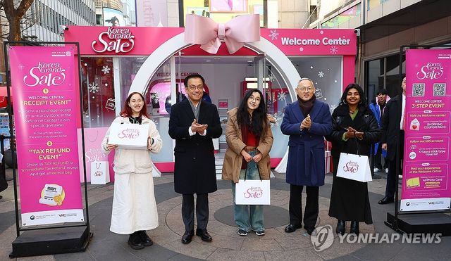 명동 방문한 최상목 권한대행