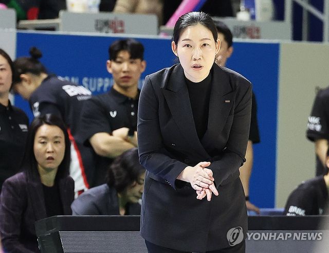 선수들 독려하는 박정은 감독