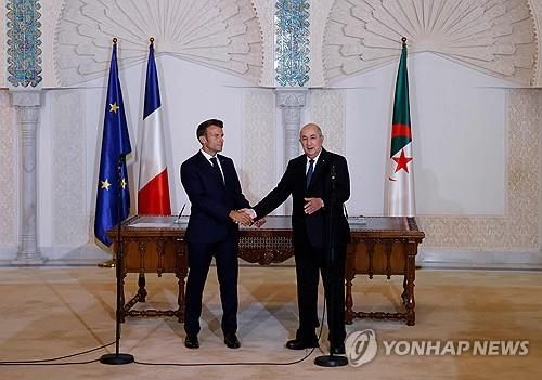 2022년 8월 만난 프랑스-알제리 대통령