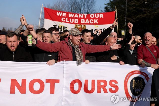 맨유 구단 수뇌부에 항의하는 팬들