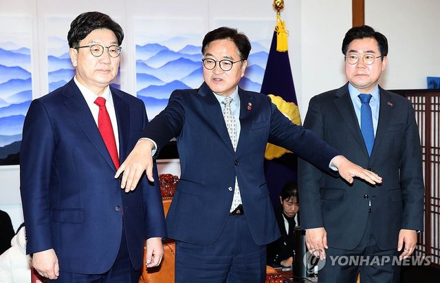 여야 원내대표 회동 주재하는 국회의장