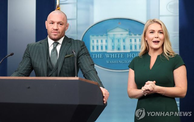 백악관에서 기자회견을 하는 코너 맥그리거