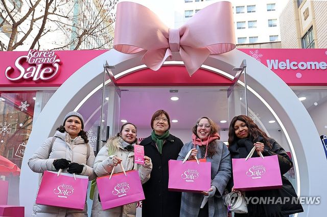 외국인 관광객과 기념 촬영하는 장미란 제2차관