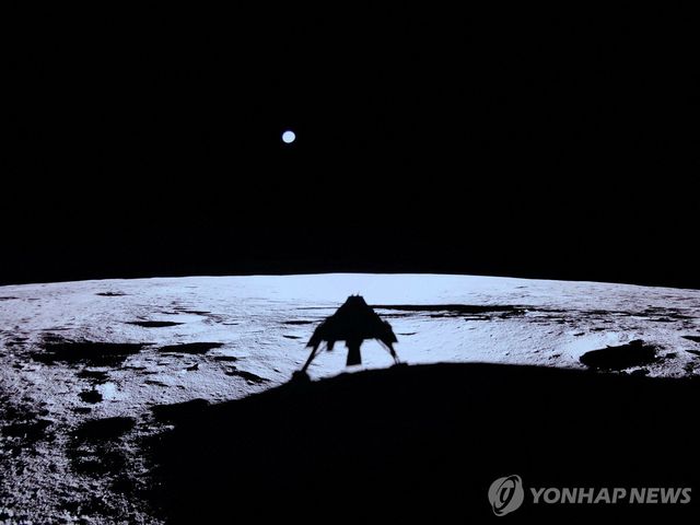 지난 2일 달에 착륙한 민간 탐사선 '블루 고스트'의 그림자