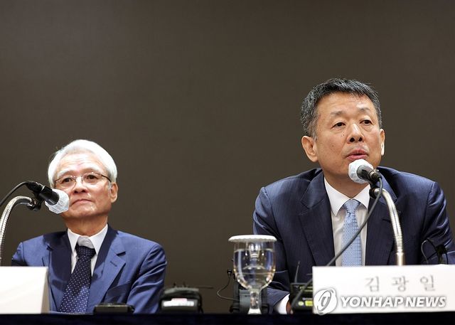 김광일 MBK파트너스 부회장(오른쪽)과 강성두 영풍 사장. 2024.9.19 [연합뉴스 자료사진]