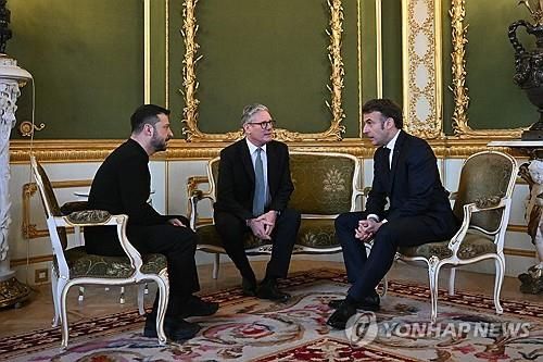 젤렌스키 우크라 대통령(왼쪽부터)과 스타머 영국 총리, 마크롱 프랑스 대통령