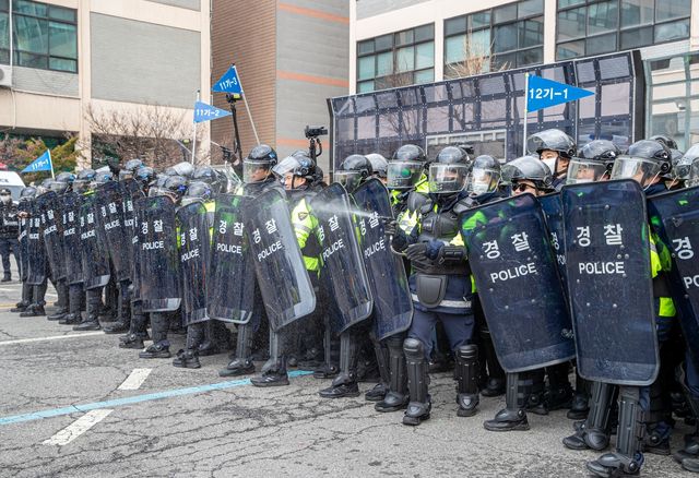 경찰, 탄핵선고 대비 기동대 2700명 캡사이신·경찰봉 훈련