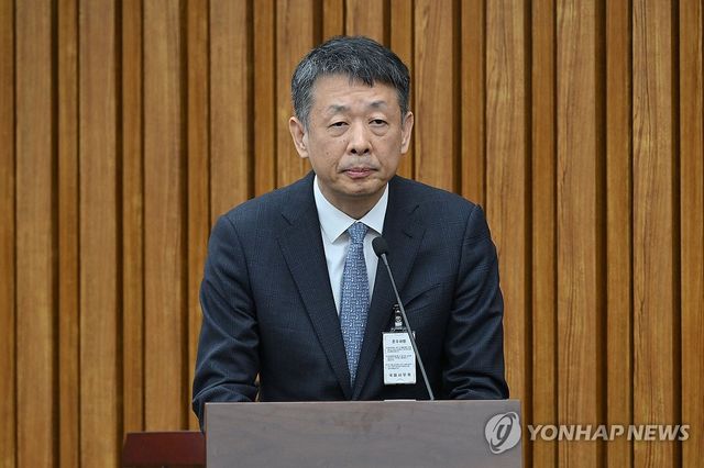 답하는 김광일MBK 파트너스 부회장