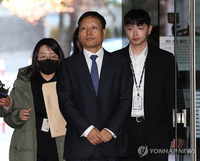 법정 들어서는 구영배 큐텐 대표