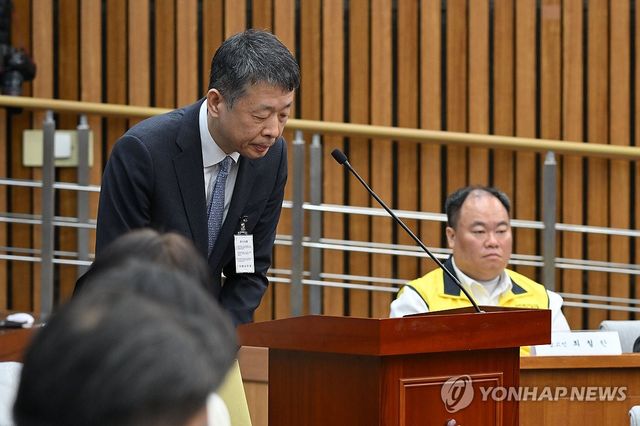 인사하는 김광일MBK 파트너스 부회장