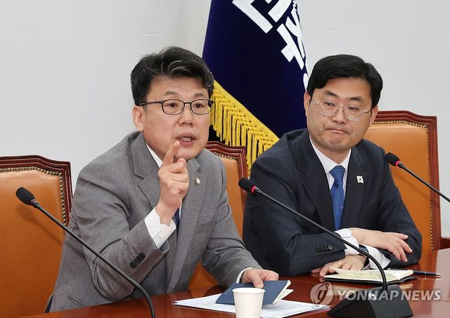 질문에 답변하는 진성준 정책위의장