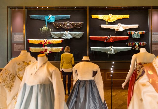 한복을 주제로 한 '기쁨의 색채' 전시 부분