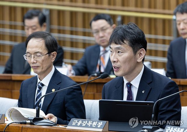 답변하는 이복현 금융감독원 원장