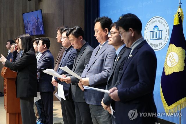 민주당 3선, 윤 대통령 측근 비리 백서 발표