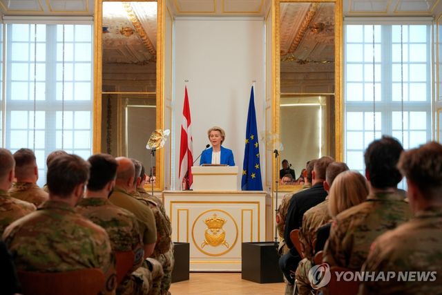 덴마크 육사생도들 앞에서 연설하는 EU 집행위원장 