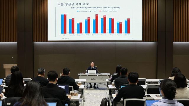 장용성 한국은행 금융통화위원이 19일 오전 한은에서 기자간담회를 열고 있다. [한국은행 제공]