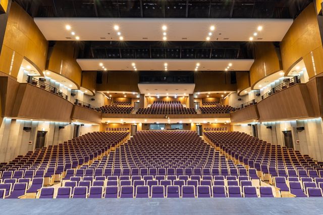 객석 확장 등 시설을 대폭 개선해 재개장한 용인 포은아트홀