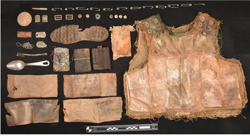 유해와 함께 발굴된 정인학 하사의 유품