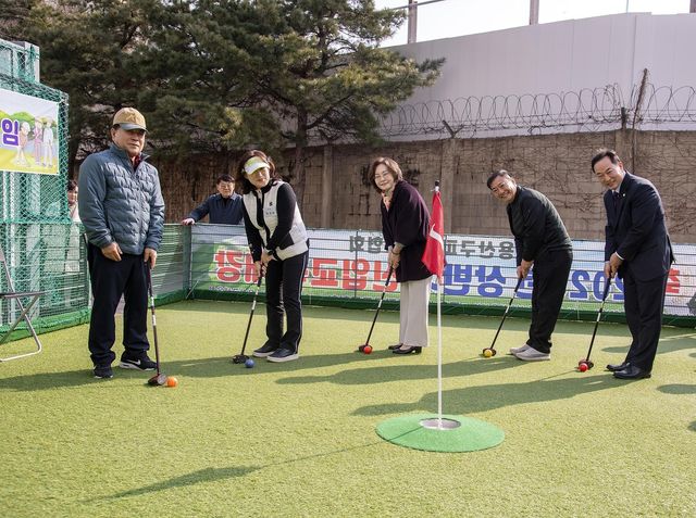 청파동 파크골프교실 발대식에 참가한 박희영 용산구청장(가운데)