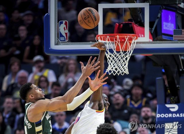 야니스 아데토쿤보를 막는 드레이먼드 그린